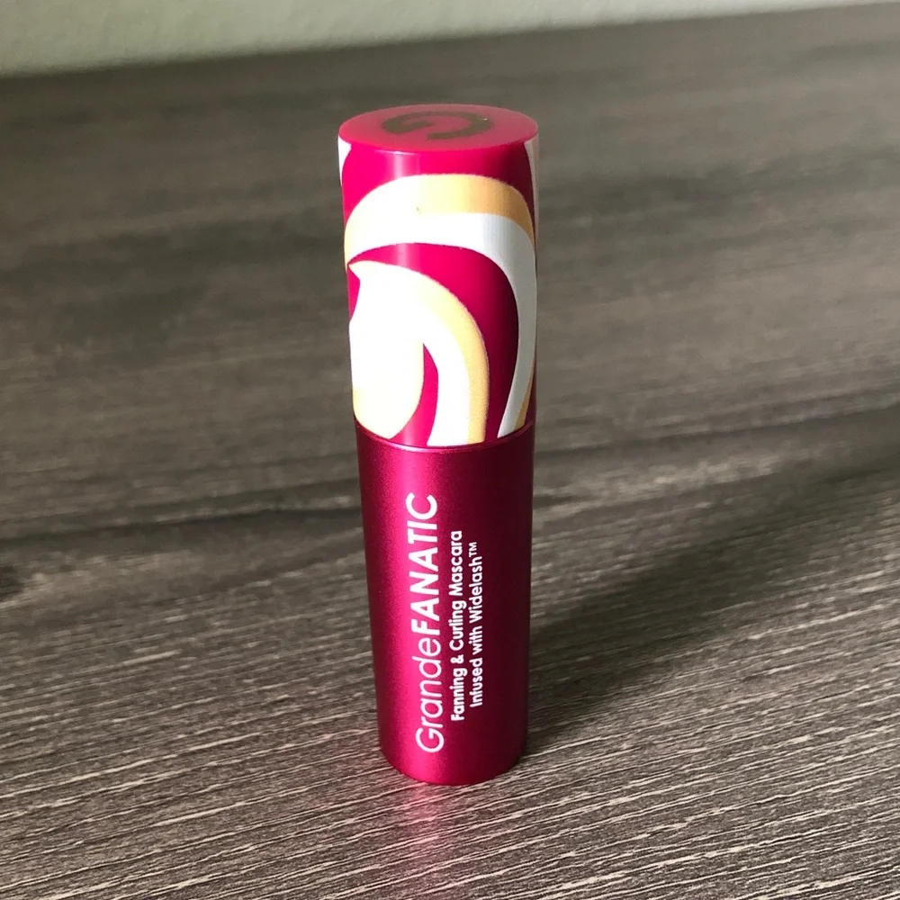 ❤️$7 NWT Grande Fanatic Fanning & Curling Mascara 2.5g
